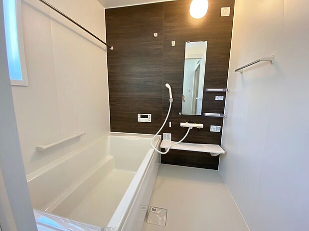 【3号棟　浴室】浴室は湿気がたまりやすく、換気扇だけではどうしてもカビが出てしまいやすい場所。窓があるだけで、あっという間に換気ができますのでお風呂のカビお掃除も気持ちが良いです。
