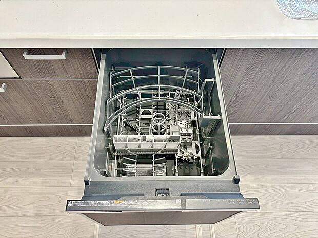 【食器洗乾燥機】手間・時間をかけず、効率よく食器類を洗浄♪家事の時間を大幅に短縮出来ます。
かつ節水効果にも優れた食洗機を標準装備。スライド式なので場所も取りません。