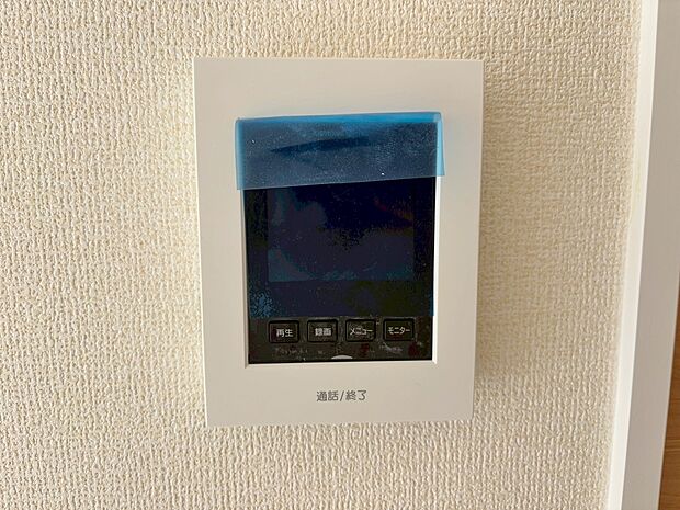 【同仕様写真 TVモニター付インターホン】奥様やお子さんのみの在宅も安心。ボタンひとつで通話が可能です。
突然の来訪も時間帯に関係なく鮮明な画像で確認することが出来ます。