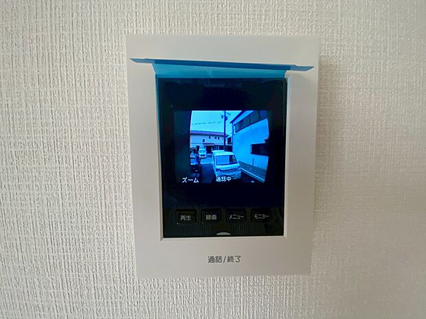 【TVモニター付インターフォン】奥様やお子さんのみの在宅も安心。ボタンひとつで通話が可能です。
突然の来訪も時間帯に関係なく鮮明な画像で確認することが出来ます。