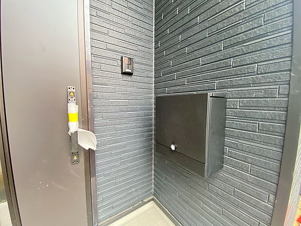 【宅配ボックス】出かけていても、荷物が受け取れる宅配BOX。
再配達の依頼連絡など、手間が省けて便利です。