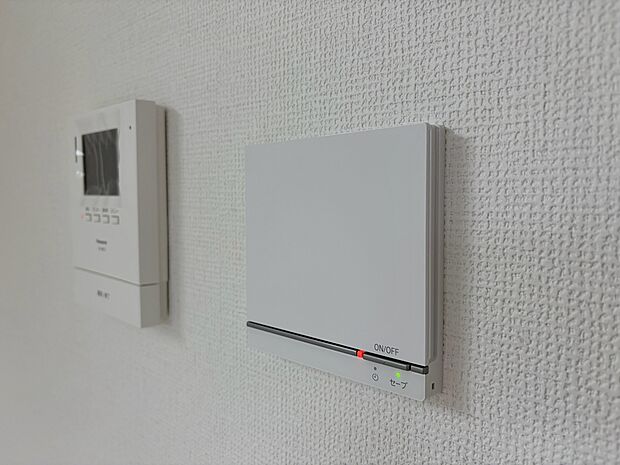 【床暖房】足元からじんわりとお部屋を温めてくれます。
空気を汚すことがないので衛生的で乾燥もないので快適に過ごすことが出来ます。
場所も取らないので器具が邪魔になることもありません。