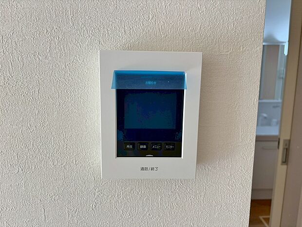 【■2号棟■ TVモニター付インターホン】奥様やお子さんのみの在宅も安心。ボタンひとつで通話が可能です。
突然の来訪も時間帯に関係なく鮮明な画像で確認することが出来ます。