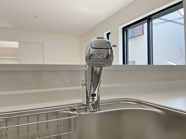 【同仕様写真 浄水器内蔵型水栓】しっかりと塩素を除去。毎日おいしいお水を楽しめます。塩素によるお野菜のビタミン破壊も抑止出来ます。