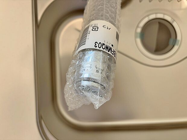 【同仕様写真 浄水器内蔵型水栓】しっかりと塩素を除去。毎日おいしいお水を楽しめます。塩素によるお野菜のビタミン破壊も抑止出来ます。