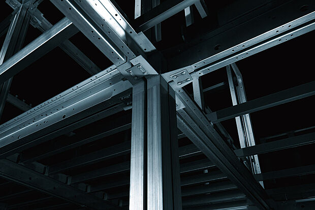 【■～構造体～強靭なボックスラーメン構造】柱と梁を剛接合（一体化）させたラーメン構造。
ユニットを組み上げ、さらに強固になった
ボックスラーメン構造体は強い耐震性を持ち、
空間の自由度を高めます