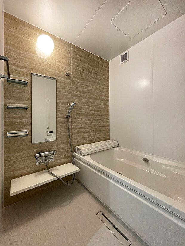 【4号棟　浴室（2022年9月）撮影】段差に腰をかけて入浴ができる半身浴槽です。セキスイオリジナルバスでお手入れラクラク！
