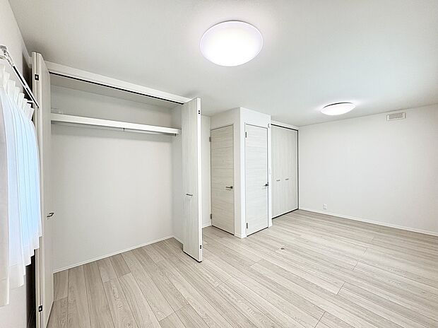 【2階洋室】将来的に2部屋に区切ることができるよう、出入りドアとクローゼットは2か所あります。
【4号棟】室内(2025年7月)撮影