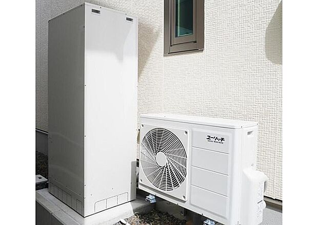 【エコキュート(Co2ヒートポンプ給湯器】コンプレッサーで大気の熱をくみ上げて給湯の
熱をつくるヒートポンプシステムを利用した
給湯器です。貯湯式で格安な深夜電力を有効
に利用できます。