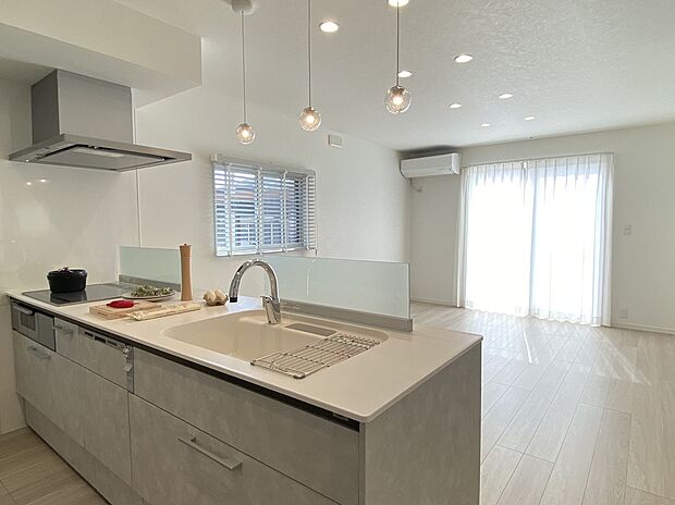 【キッチン】キッチン正面の大きな窓からお庭・駐車スペースを眺められ、帰宅するご家族をお迎えできます。
3号棟◆キッチン(2025年10月)撮影