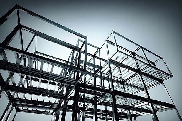 【鉄骨ボックスラーメン構造】柱と梁に平均耐用年数約140年のサビ対策(ZAMメッキ)を施し、接合部分は高強度・高精度な溶接により、ユニットを一体化。シェルターのように巨大地震に耐える強さを発揮します。