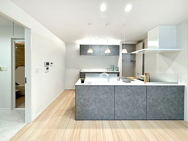 【【2号棟キッチン】】キッチン脇に洗面所を完備しているので、最短距離で移動が可能です。ちょっとした距離の違いも長い目で見れば大きな違い！
【2号棟】キッチン（2026年2月）撮影