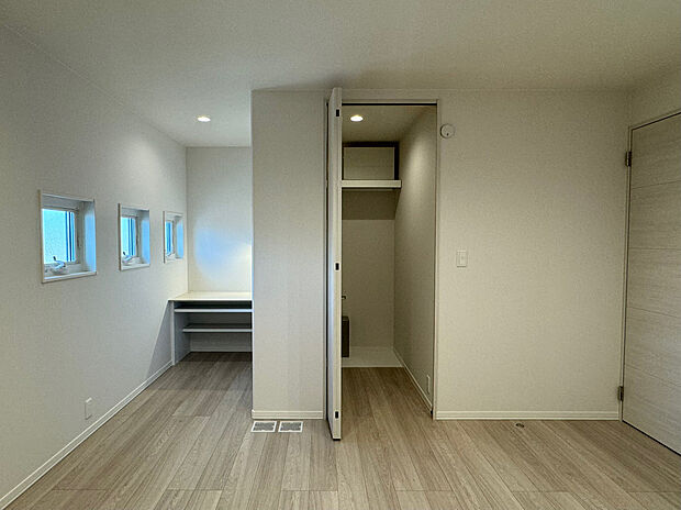 【〈2号〉主寝室】お休み前のちょっとした書き物に丁度いい書斎コーナー付き。
内観(2024年2月撮影)