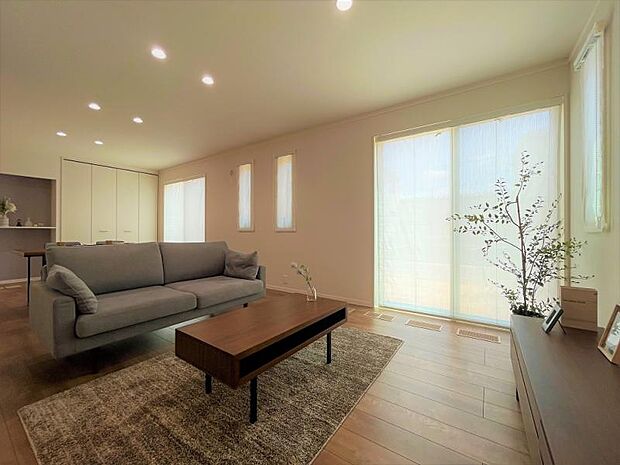 G棟LDK/フラットなキッチンの正面にダイニングテーブルを配置することで、食事後の片付けを楽にしてくれます。(2025年7月撮影)