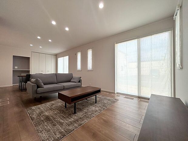 G棟LDK/20畳以上ある広々としたLDK。つながりを感じられる空間になっています。(2025年7月撮影)