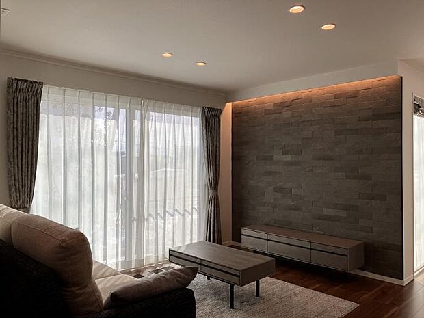 D棟リビング(2025年3月撮影)陽当たりの良いリビング。ブラックのエコカラットがモダンな印象を与えます。