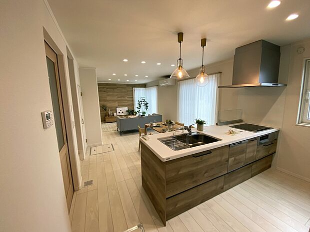 南側に面して、明るく落ち着いたLDK（2025年11月撮影）