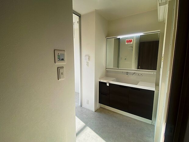 A棟洗面台（2024年2月撮影）洗面脱衣室から直接サンルームに繋がった便利な動線です