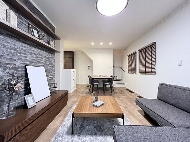 A棟リビング／テレビ設置スペースの背面にエコカラットを採用し上質な雰囲気に。（2025年7月撮影）