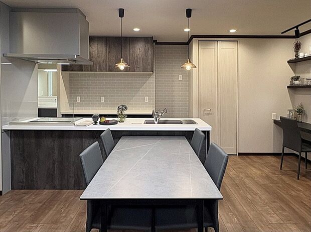 キッチンをフルフラットとし、明るさと開放感を演出（2025年4月撮影）