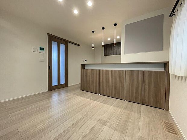 ダイニングテーブルで使うものをキッチンのダイニング側収納にしまえるので食事の支度もスムーズに。（2025年12月撮影）