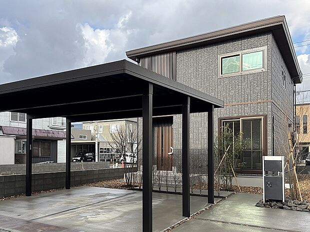 屋根付きカーポートで除雪負担を軽減（2025年12月撮影）