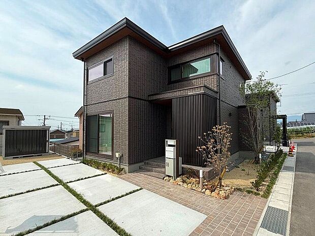 高級感のあるブラウンコーディネート!玄関の木調格子は道路からの視線を遮り、プライバシー確保の役割も(2025年6月撮影)