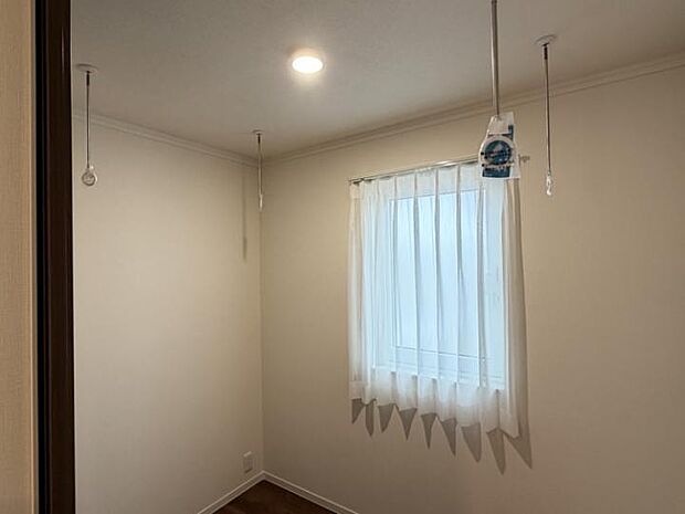 【サンルーム】寝室に隣接しており、収納時間が短縮できます。天候に左右されず、物干しに最適。(2025年11月撮影)