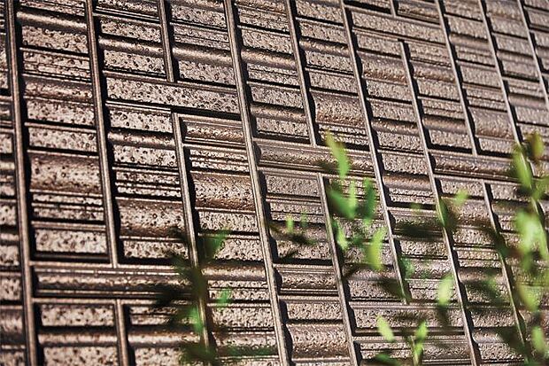 【ジオマイト外壁】石素材をモチーフとした重厚感のある外壁を採用。