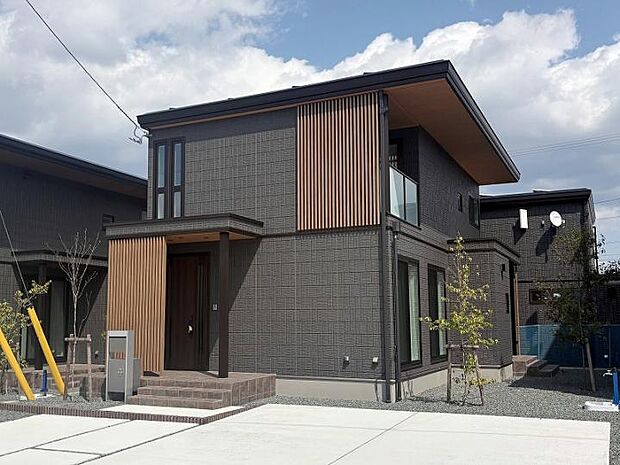 【B棟外観（2025年4月撮影）】石素材をモチーフにした外壁のB棟外観。凸凹が建物を美しく見せてくれます