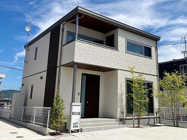 【C棟外観】清潔感のあるホワイトカラーのC棟外観(2025年8月撮影)