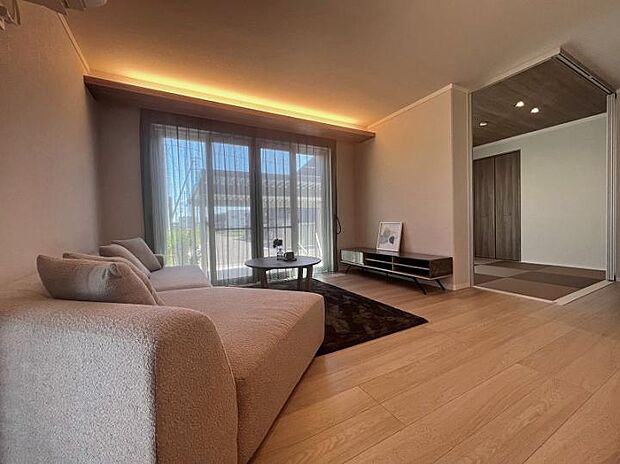 【B棟リビング】奥の和室と隣接させて使いやすく、ご家族同士が触れ合いやすい空間に。(2025年8月撮影)