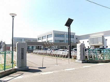 新城小学校 約1930m(徒歩25分)