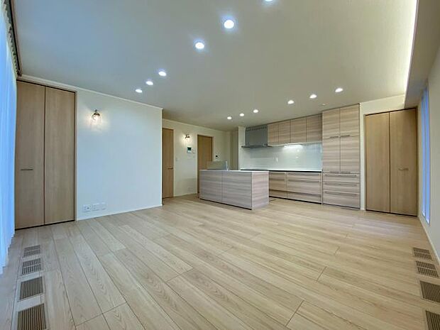 【B棟LDK】おしゃれなアイランドキッチンで料理の時間も楽しい時間に(2025年12月撮影)