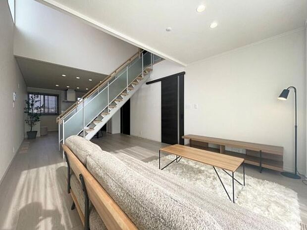 【A棟リビング】吹抜けのオープン階段で開放的なLDK(2026年2月撮影)