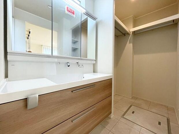 【B棟洗面横WIC】洗面横にはゆとりのある収納スペース(2026年2月撮影)