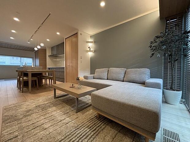 【A棟LDK】奥のタタミスペースまで広々使えるオープンなLDK