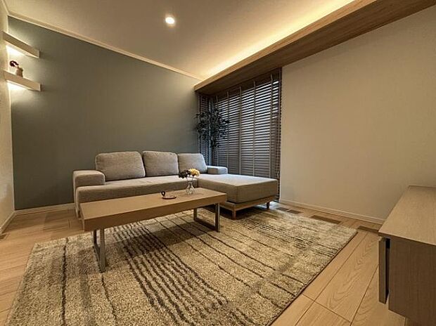 【A棟リビング】間接照明を設けた寛ぎの空間