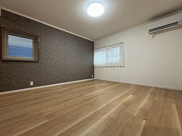 【A棟主寝室】上品な色合いのクロスが特徴の10.8帖の主寝室