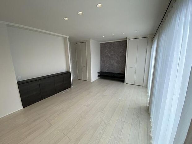 【B棟リビング】大開口で広く明るいリビング。間接照明とタイル調のクロスが日常を彩ります(2025年11月撮影)