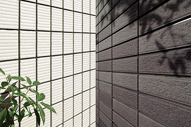 【発電・温水設備】高耐久タイル外壁/デザイン性だけでなく、紫外線や酸性雨に強く汚れにくい特徴があるタイル外壁。建ててからのメンテナンス費を抑えつつ、美観を長く保ちます。