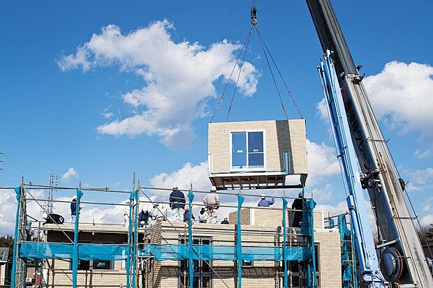 【構造】一日で雨仕舞まで完了。工場で作ったユニットを組み上げて住宅を作る※建築規模や天候、その他の条件により一日で完了しない場合があります。