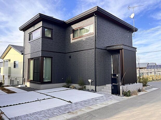 【外観】雪下ろし軽減のフラット屋根（2025年12月撮影）