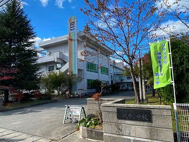 会津若松市城南小学校(約620m)