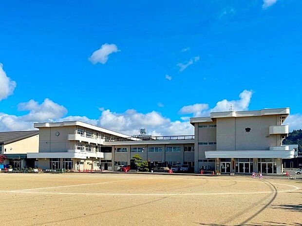 会津若松市一箕小学校(約770m)
