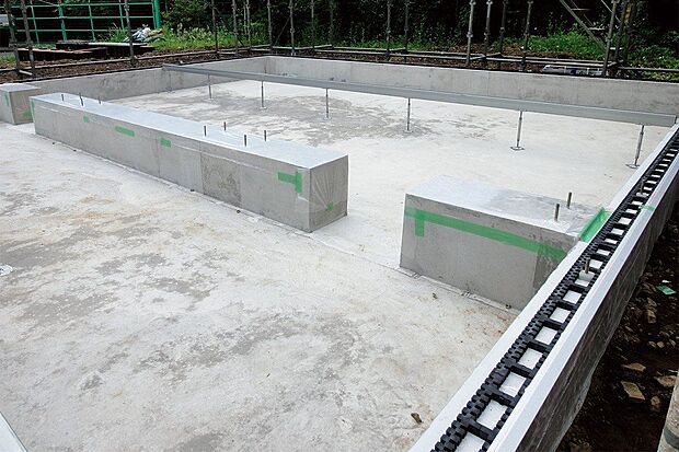 【構造】4.ベタ基礎／液状化に強い、建物を面で支えるベタ基礎。