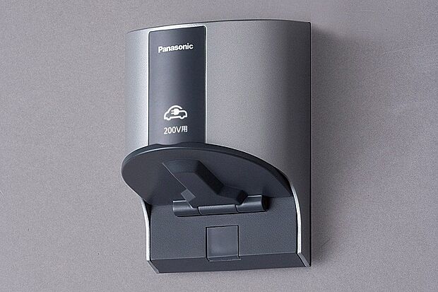 【その他設備】ソーラーの電力で自動車を充電できて経済的。