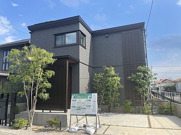 【1号地】
流行りの黒色の外壁でスタイリッシュな外観となっております！
道路側にある玄関の目隠し格子もポイント！
