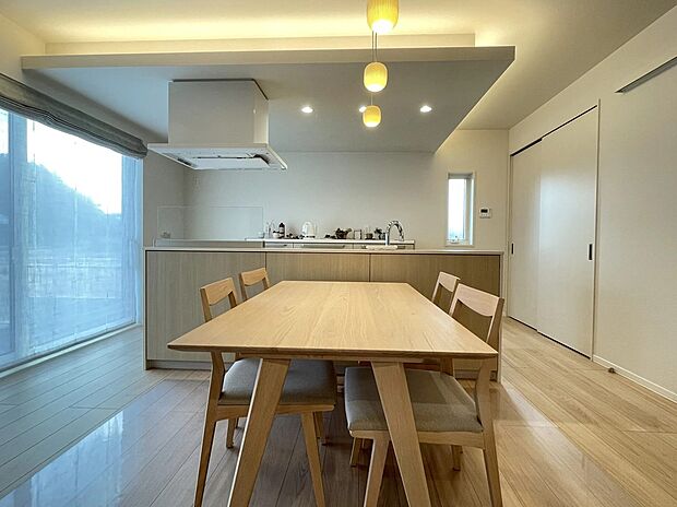 フルフラットキッチンでダイニングへ料理を運びやすいです！