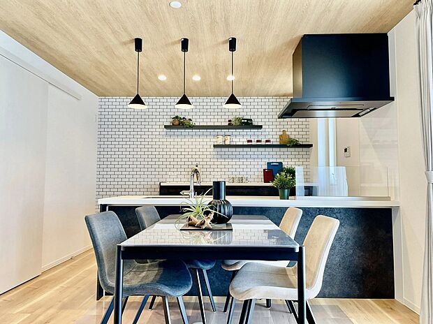 【2号地キッチン】
背面に白のサブウェイタイル、天井に木目調クロスを採用したカフェのようなキッチン。フロントオープン食洗機で家事も効率的に。オープンシェルフにお気に入りを飾り、暮らしに彩りを添えます。